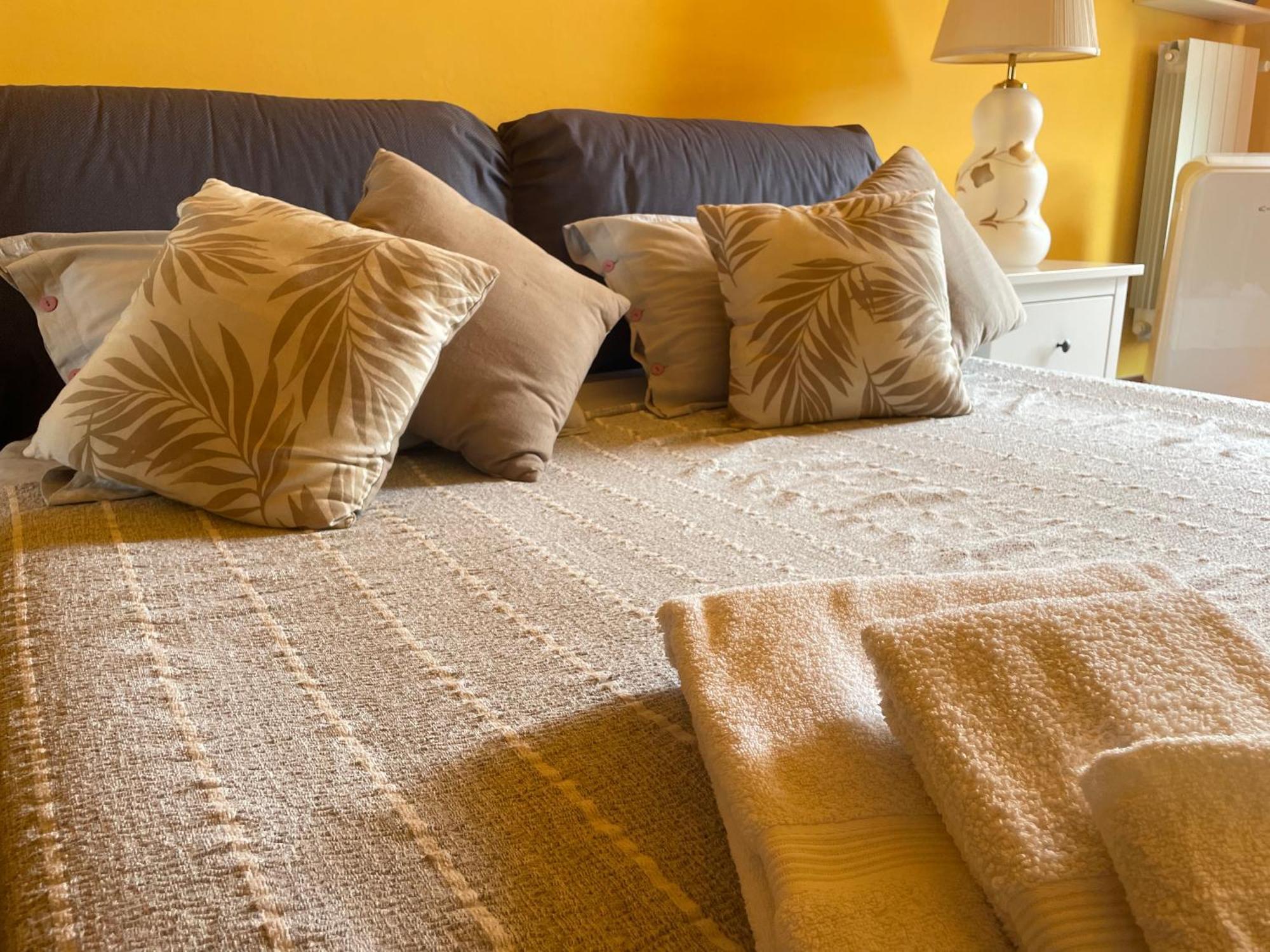 Top-Floor Malpensa Gallarate Mxp-Airport Apartment Luaran gambar