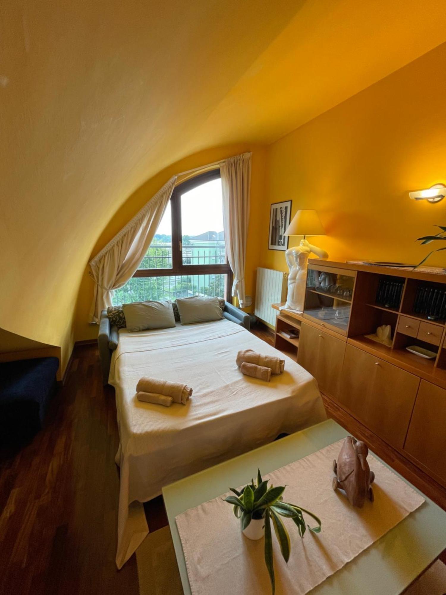 Top-Floor Malpensa Gallarate Mxp-Airport Apartment Luaran gambar